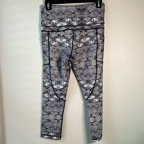 EUC Zyia Active Cobra Metallic Light n Tight Capri Legging Size 4 / Small - Picture 8 of 10